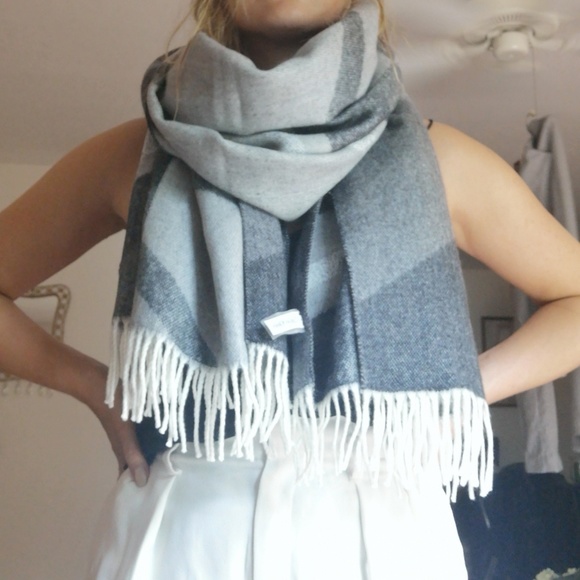 Calvin Klein scarf - Picture 2 of 5